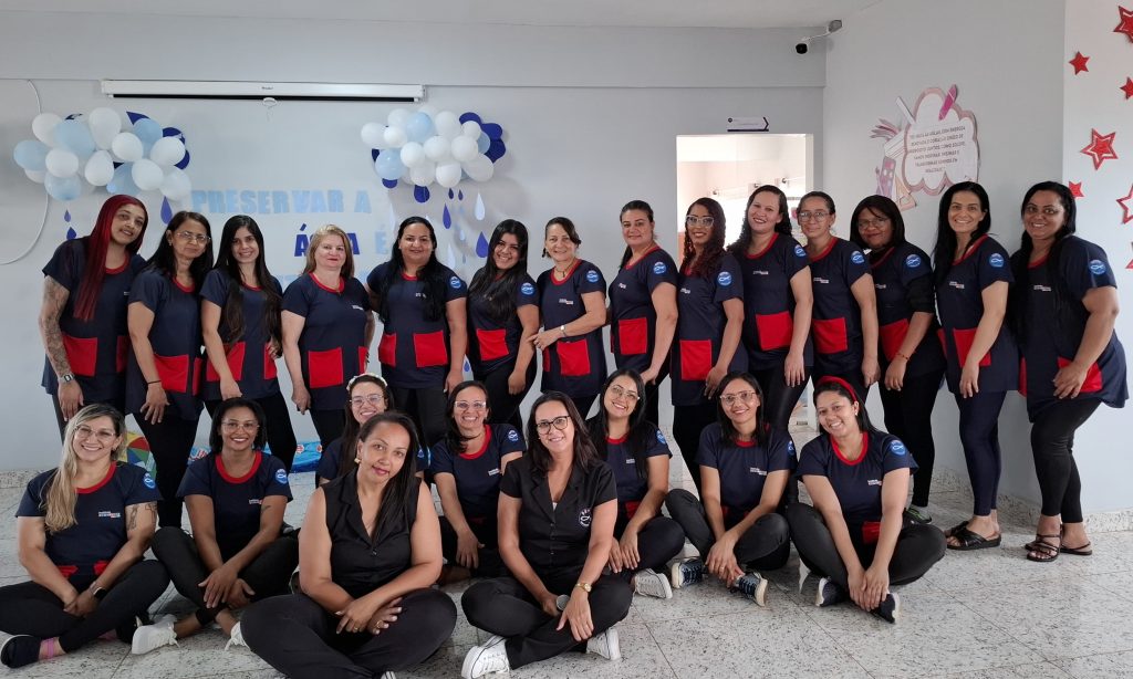 Equipe da educação infantil reunida em uma das salas do instituto
